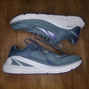 Altra Athletic Shoes in Teal and White